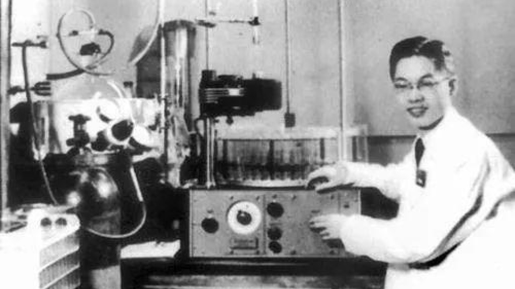 A photograph of Wang Shizen with radiology equipment during his time at the University of Iowa. 